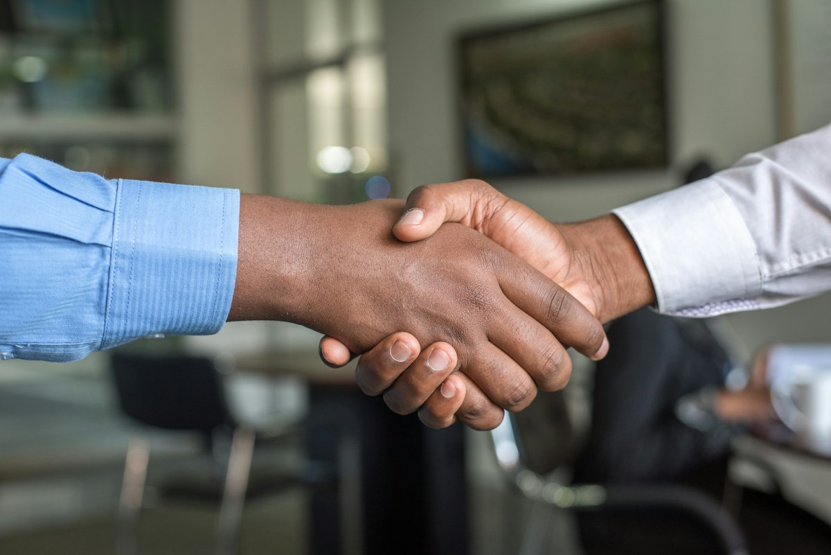 Accordo e stretta di mano tra le parti