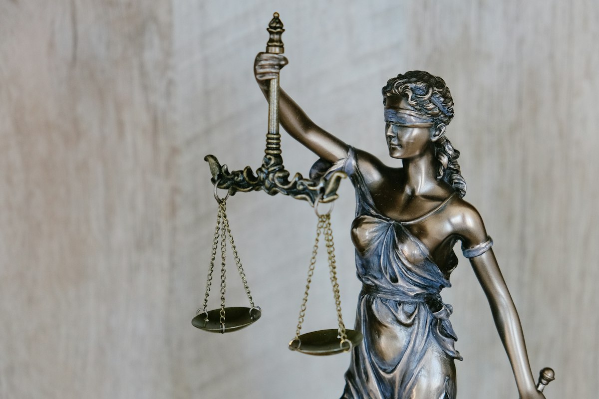 Difesa in giudizio, martelletto del tribunale